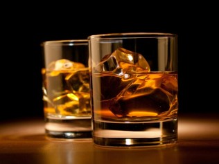 dos vasos de whisky-2